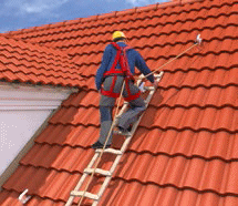 Abb. 6 Arbeiten auf dem Dach mit einer Dachauflegeleiter und PSA gegen Absturz