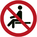 ISO 7010-P018 Sitzen verboten